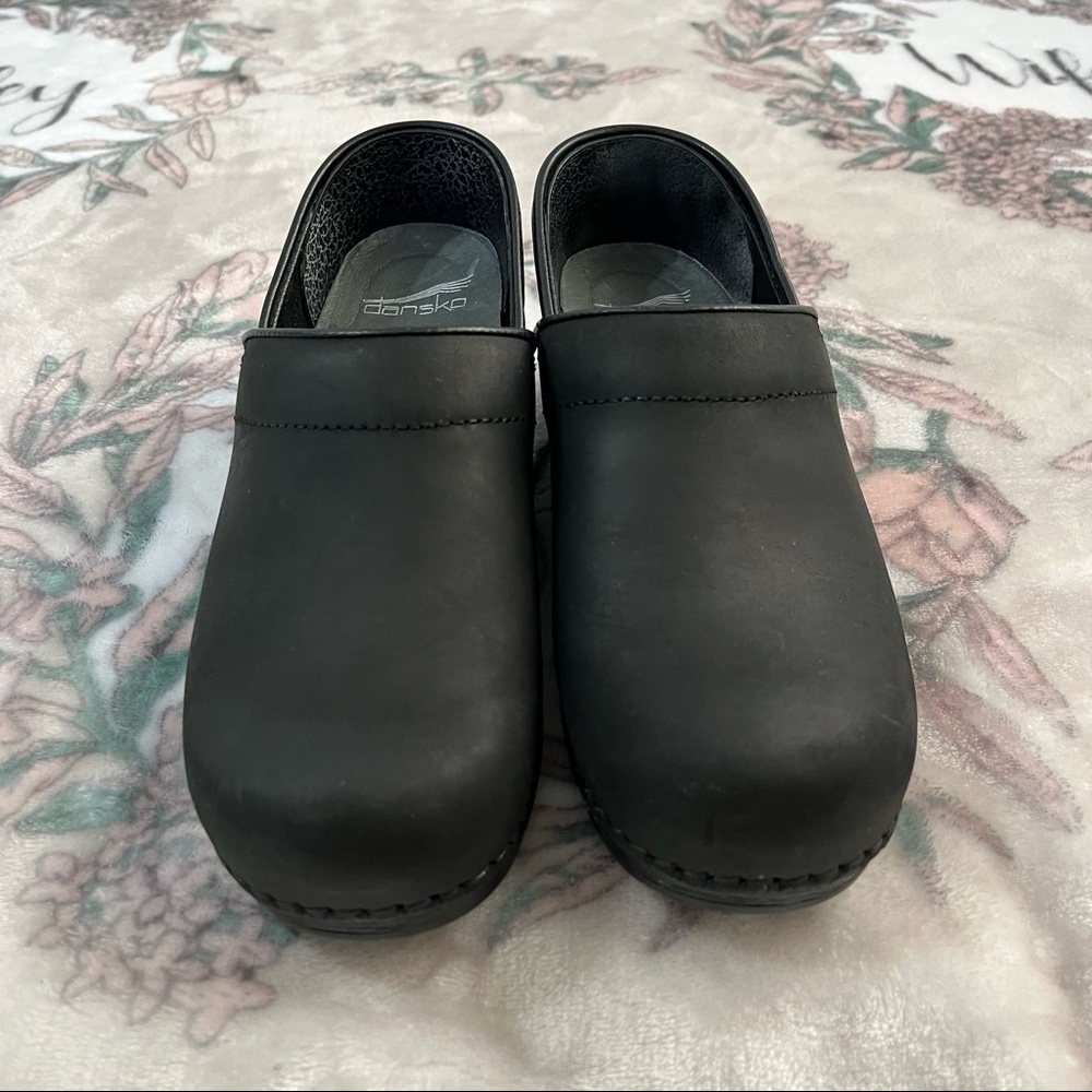 Dansko Professional Women's Size 37 US 7-7.5 Leather Black Work Clogs Shoes.